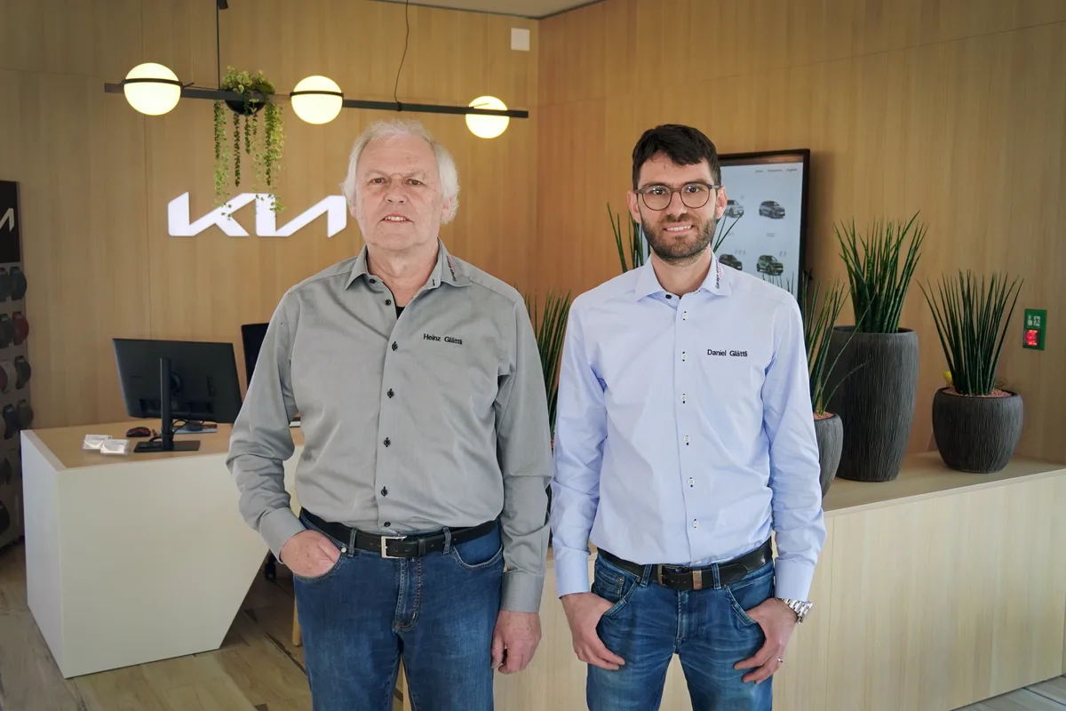 Im Bild Vater und Sohn Heinz und Daniel Glättli. Die Garage Glättli in Hittnau feiert ihr 100-jähriges Bestehen.